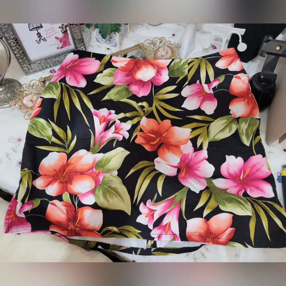 CARRIBEAN JOE Bright Floral stretch skort. Shorts Skirt - Picture 2 of 5